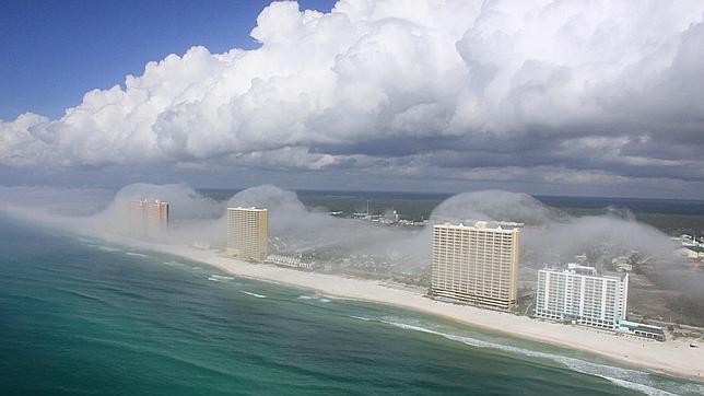 Espectaculares imágenes de un tsunami de nubes en Florida